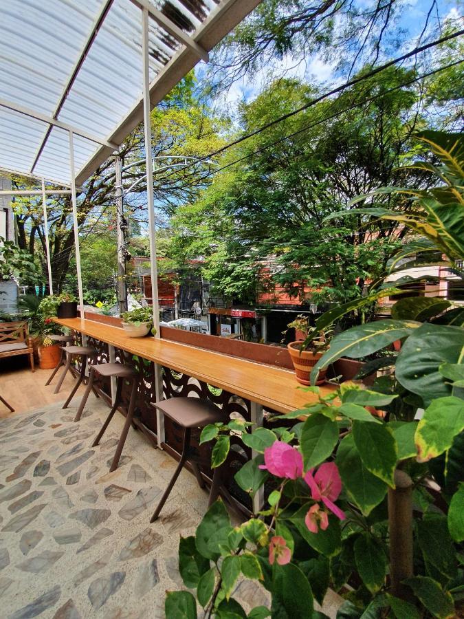 La Playa Hostel & Rooftop Medellin Bagian luar foto