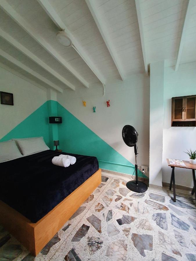 La Playa Hostel & Rooftop Medellin Bagian luar foto