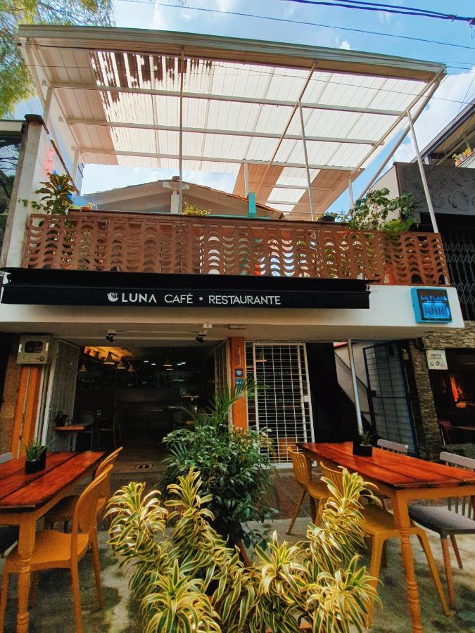 La Playa Hostel & Rooftop Medellin Bagian luar foto