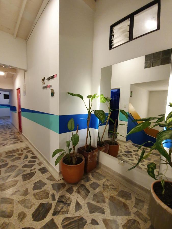 La Playa Hostel & Rooftop Medellin Bagian luar foto
