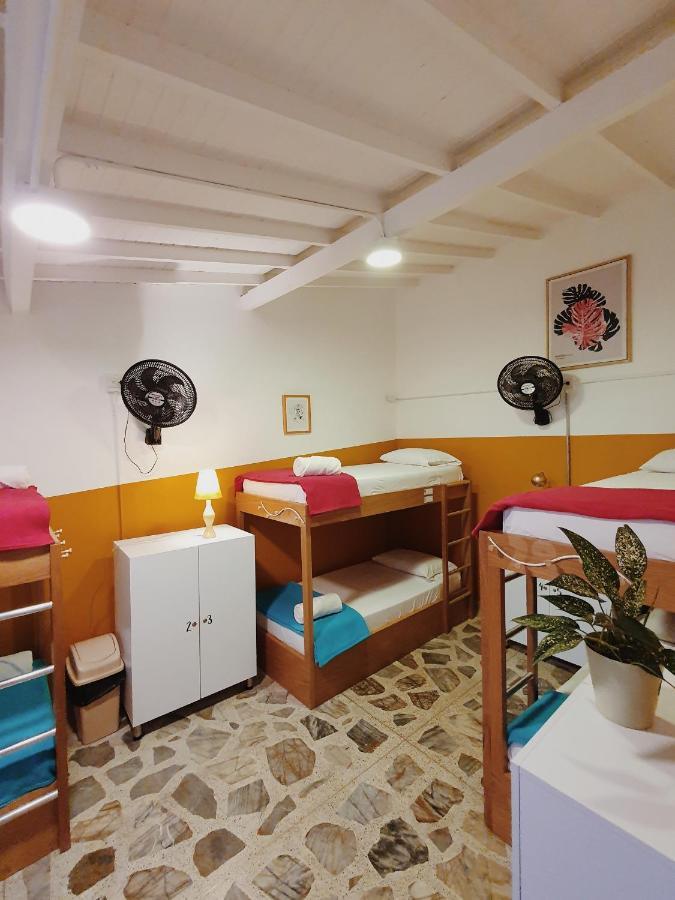 La Playa Hostel & Rooftop Medellin Bagian luar foto